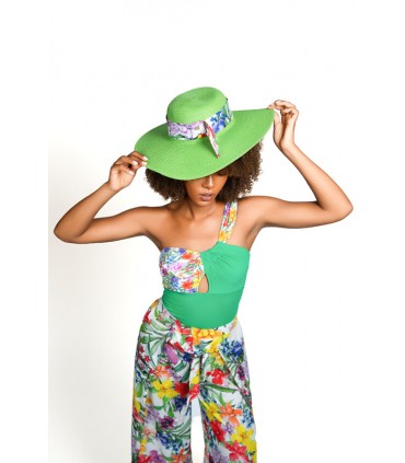 Chapeau vert - petit papillon - hibiscus